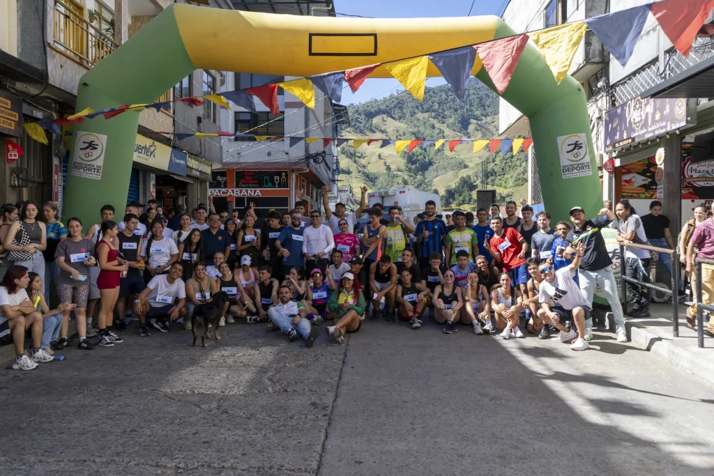 80 corredores demostraron que el deporte también cuida la salud mental en la 8K UNIOC