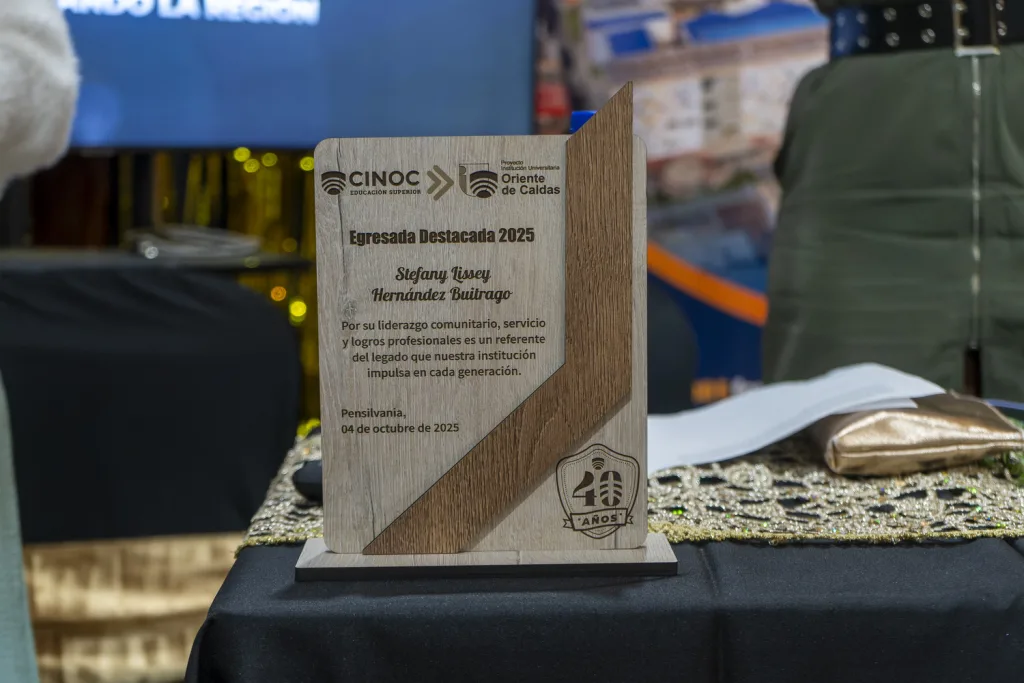 La IES CINOC reconoce a Stefany Lissey Hernández Buitrago como Egresada Destacada 2025
